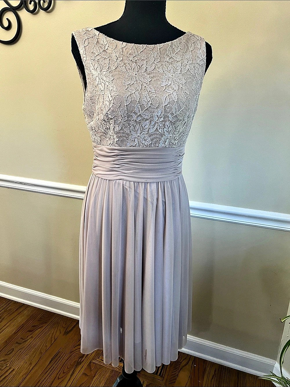 Jessica Howard Evening Lace Bodice Midi Dress in Beige Size 8 Like New